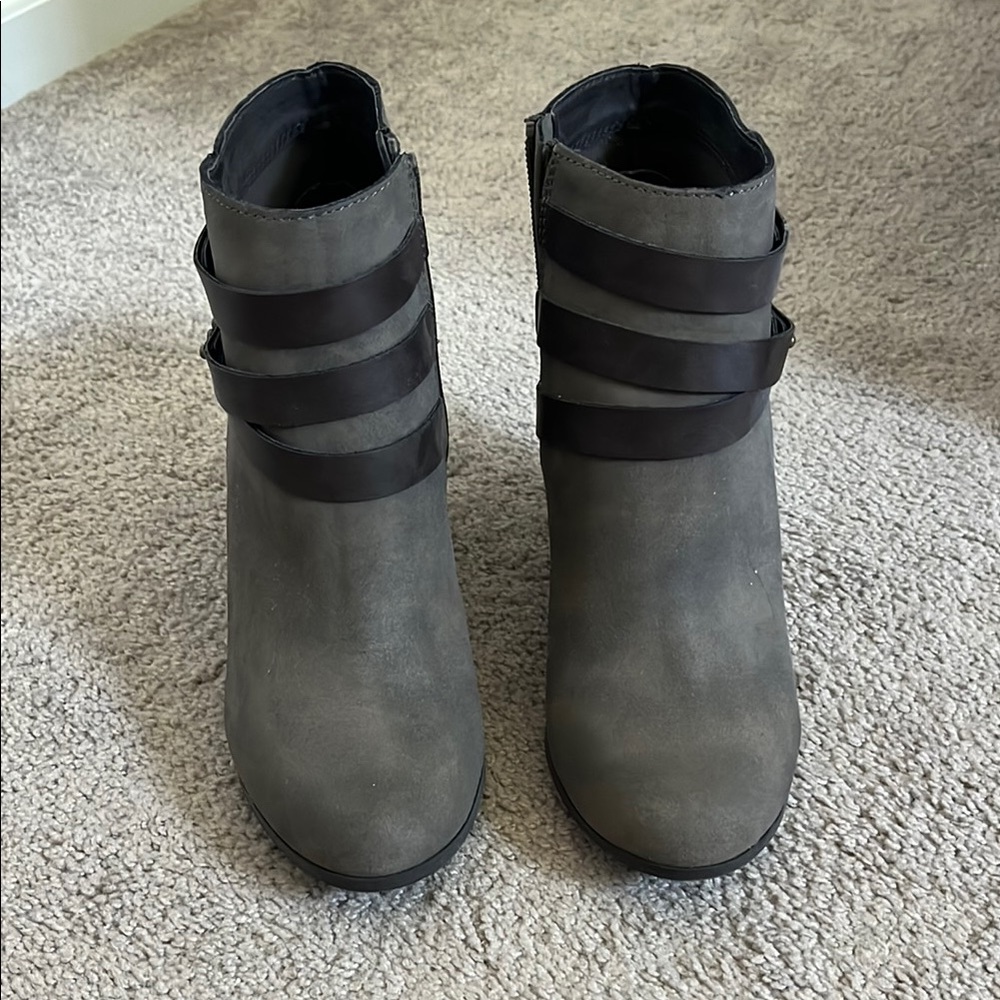 Stylish Gray Ankle Boots 9